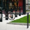 Fietsenrek model Santo 25 Fiets-aanleunbeugel Santo. Het fietsenrek Santo biedt niet alleen een veilige parkeerplek voor fietsen, maar verhoogt ook de uitstraling van uw omgeving dankzij het minimalistische design.